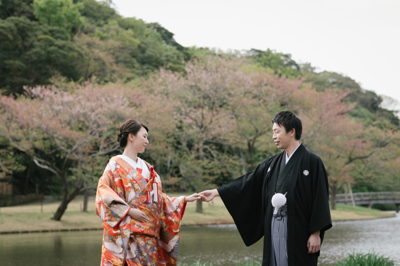 手を取り合って