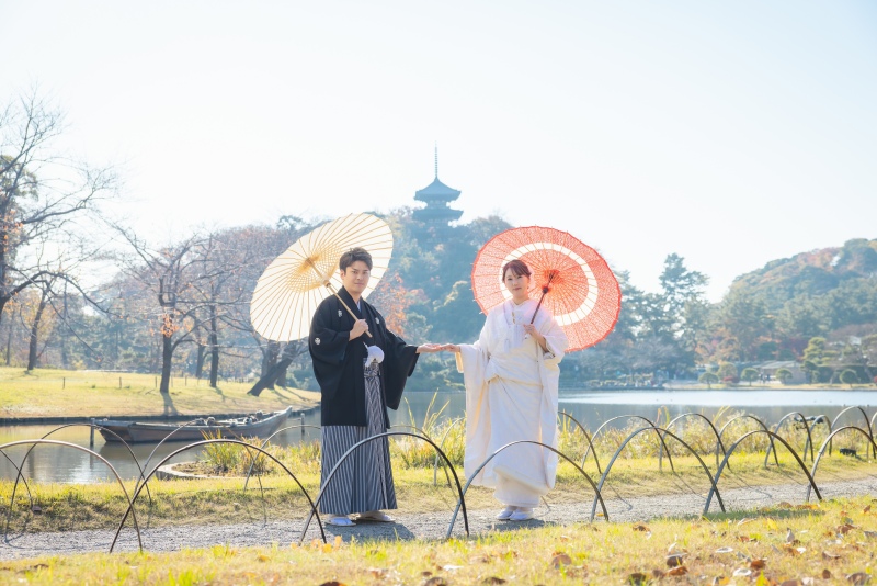 池をバックに*