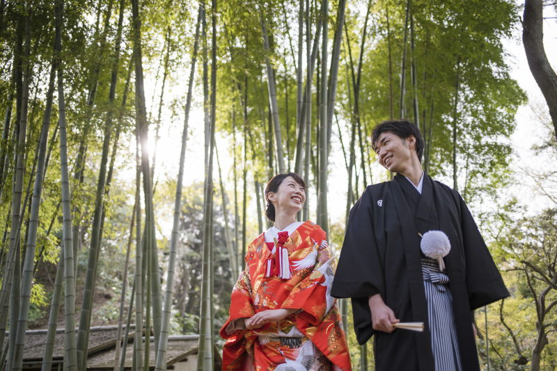 竹林をバックに