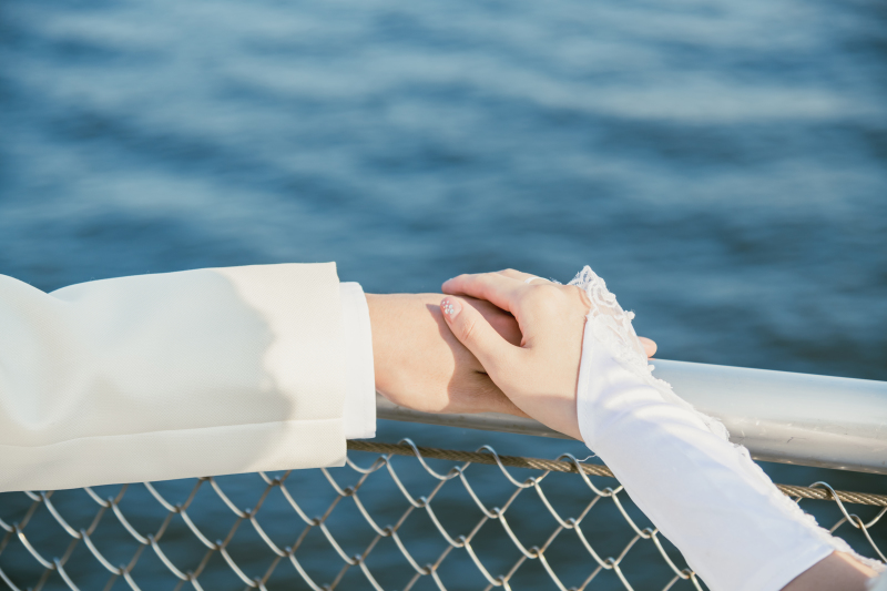 手を取り合って