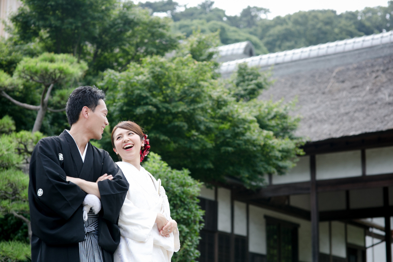 深い緑をバックに