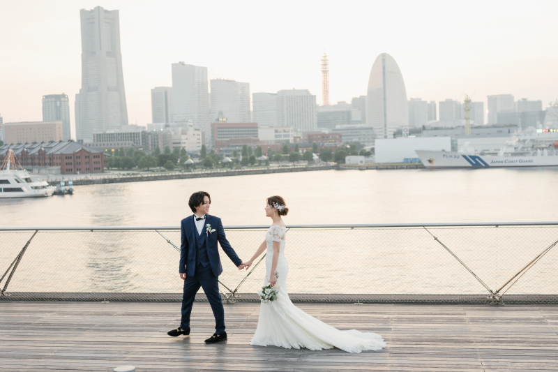 みなとみらいの街並みを背景に