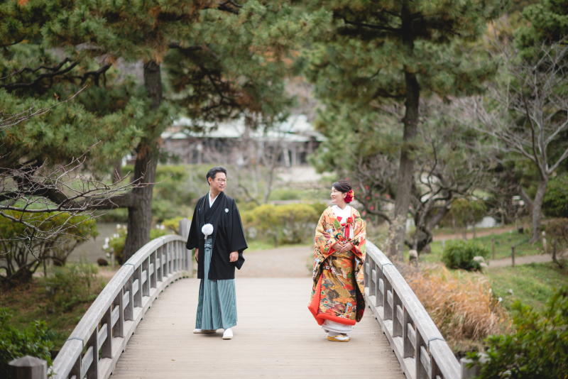 日本庭園の橋の上で
