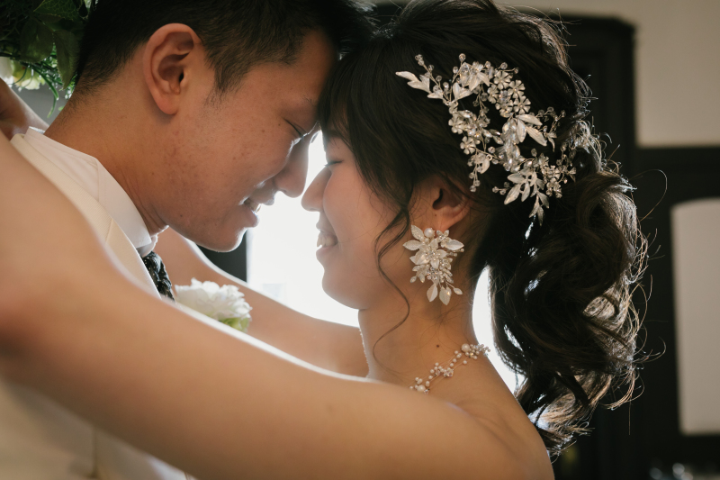 おでこをコツン