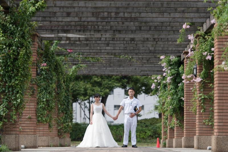 手を取り合って