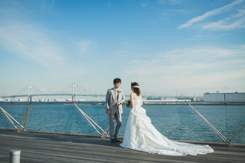 海沿いをバックに