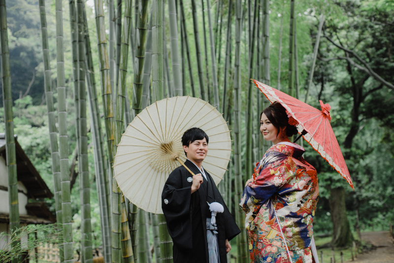 竹林をバックに