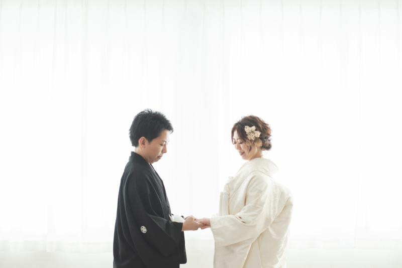 手を取り合って