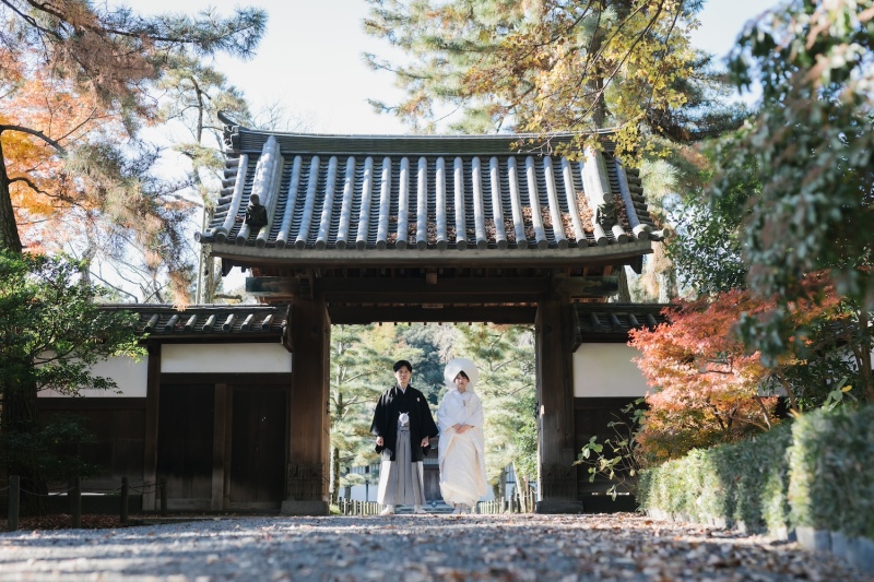 お着物がより一層映える、趣深い建物を背に一枚