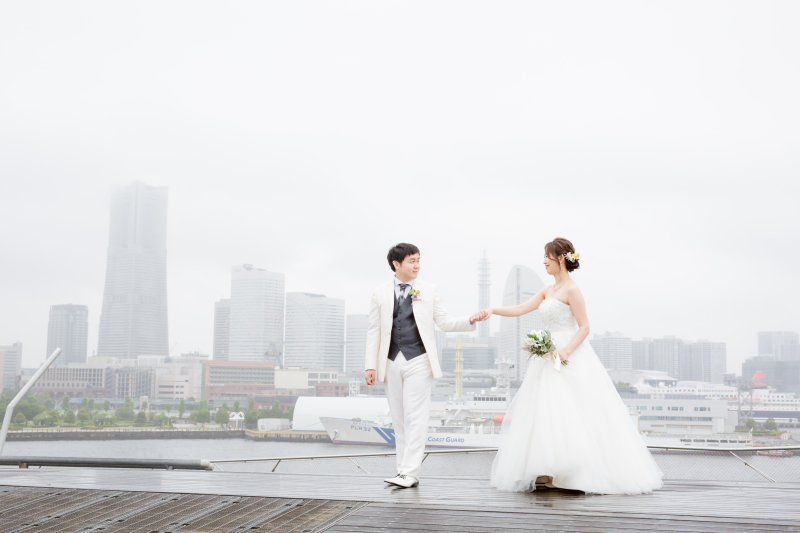 手を取り合って