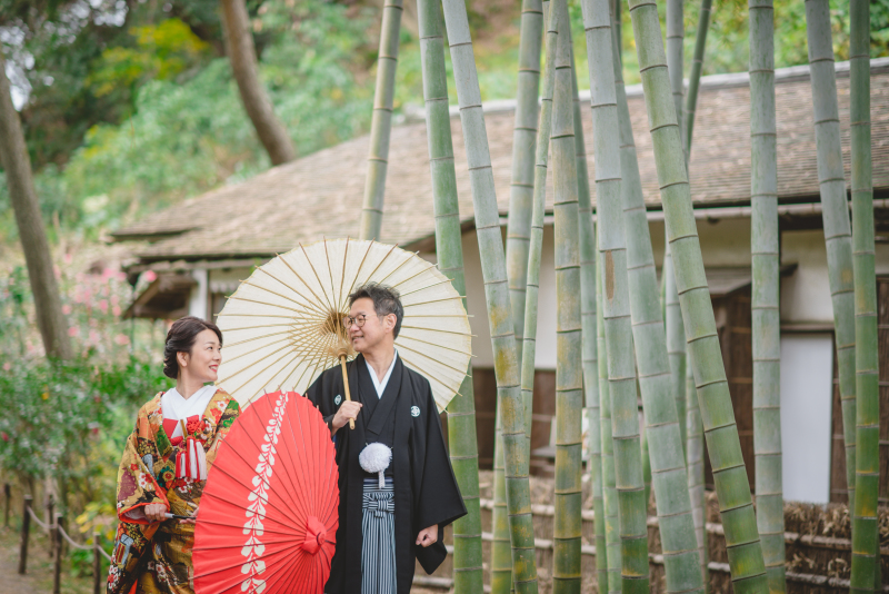 日本家屋の前で
