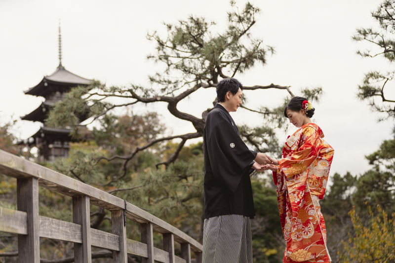 手を取り合って