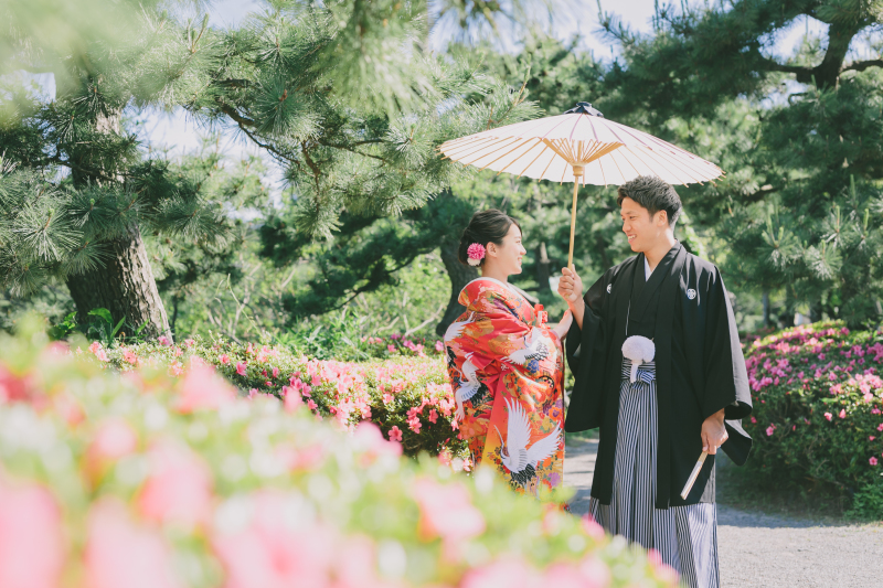 ツツジの咲く中で