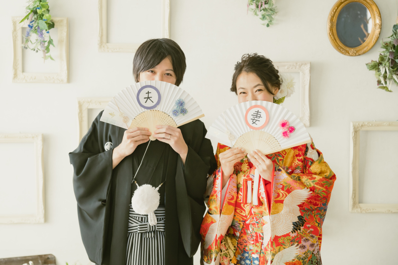 扇子を持って