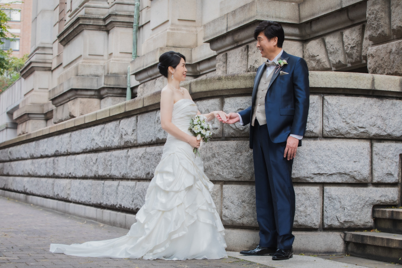 手を取り合って