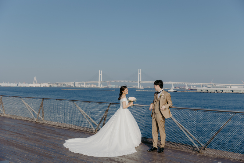 海をバックに*