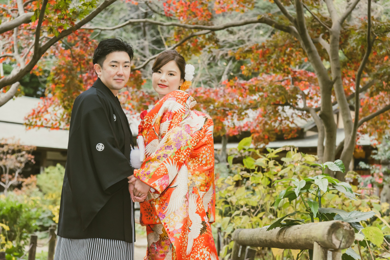 手を取り合って