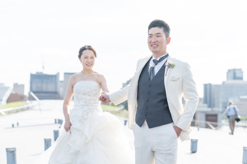 手を取り合って