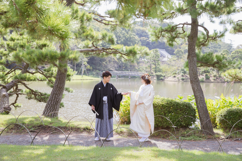 手を取り合って