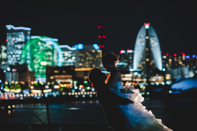 みなとみらいの夜景をバックに