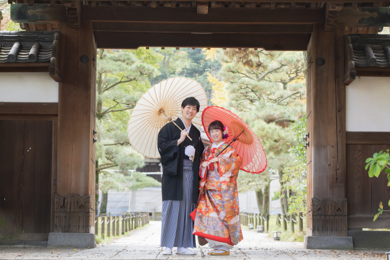 大きな門の前で