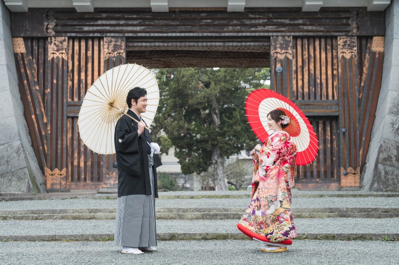 門の前で・・・