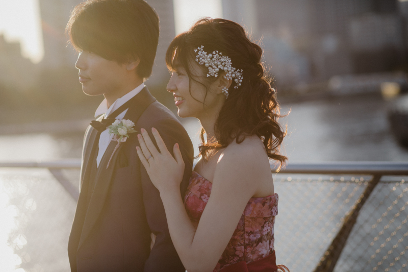 肩に手を添えて