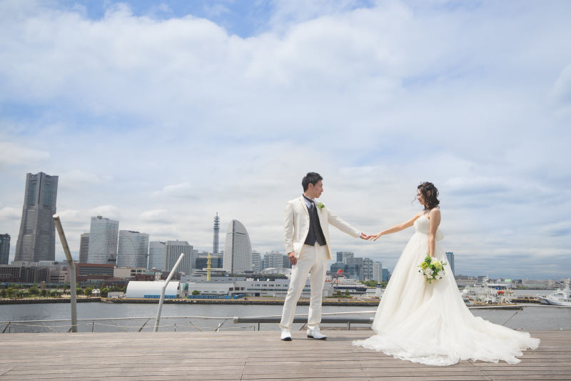 手を取り合って