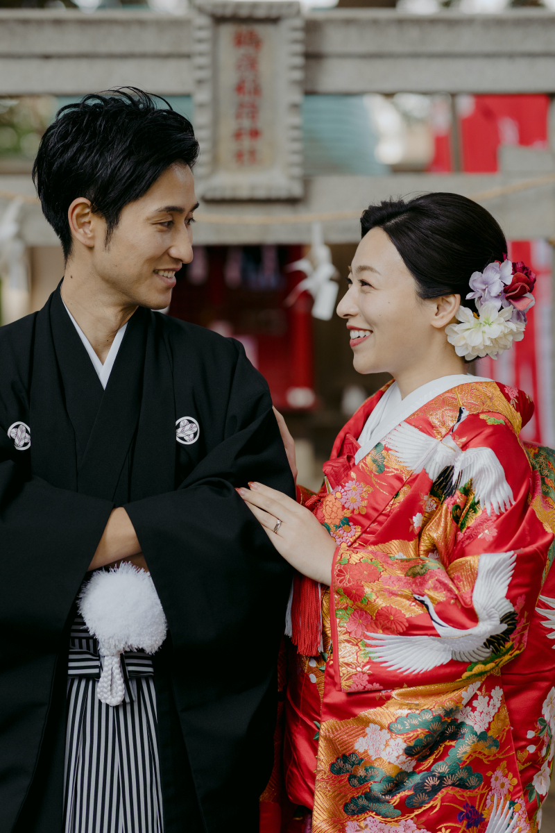 鳥居をバックに