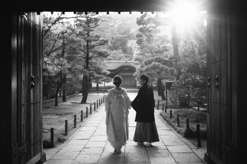 笑顔で手をとるご新郎様。