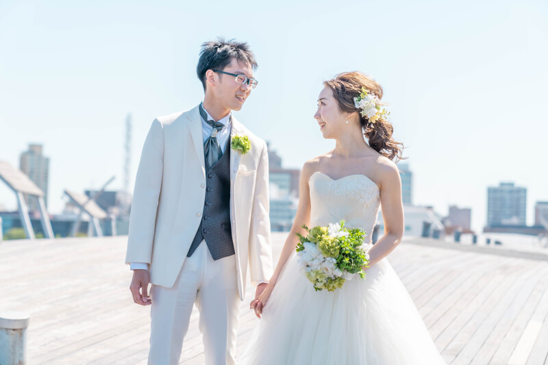 手を取り合って