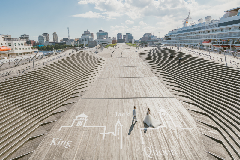 客船と大桟橋のシンボルの絵と一緒に