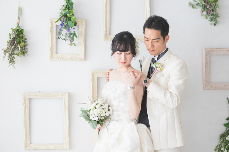 手を取り合って