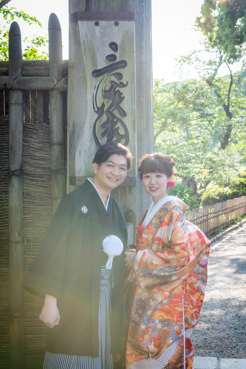 三渓園入り口で