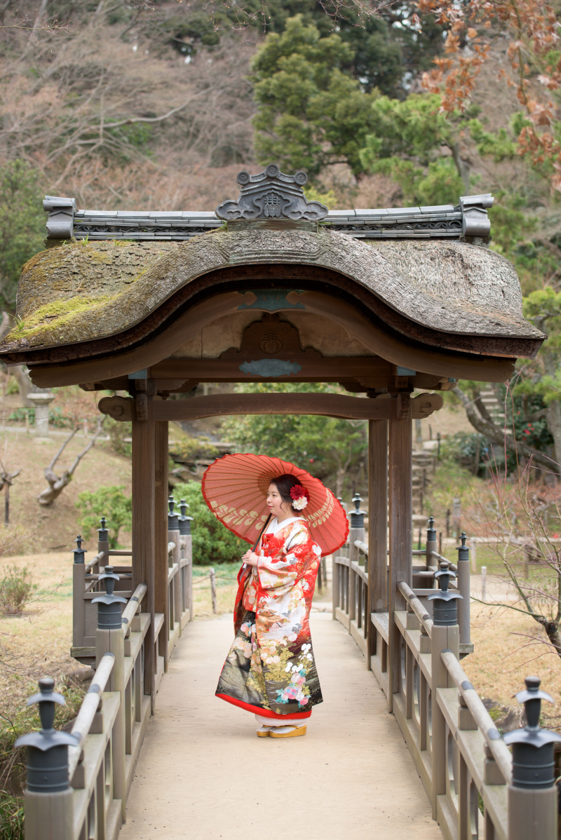 橋の上で