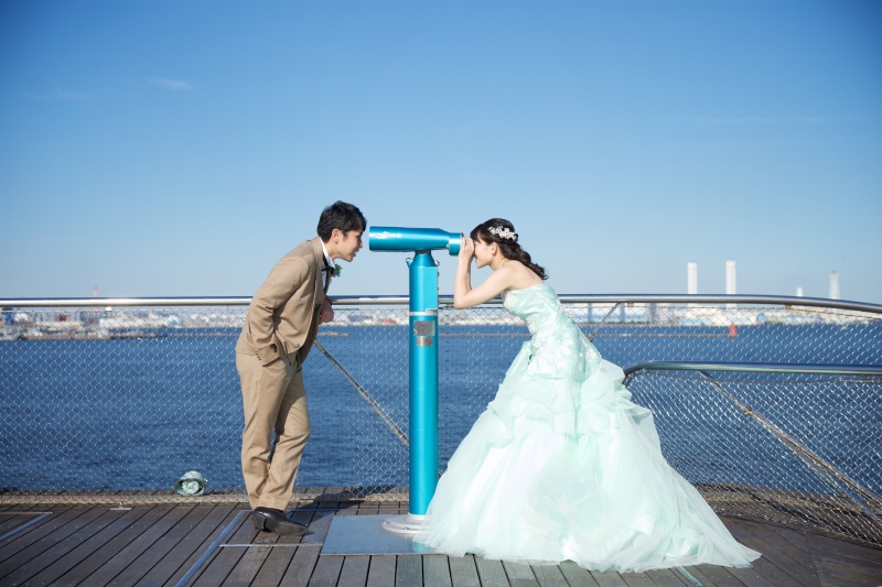 望遠鏡を覗き込んで・・