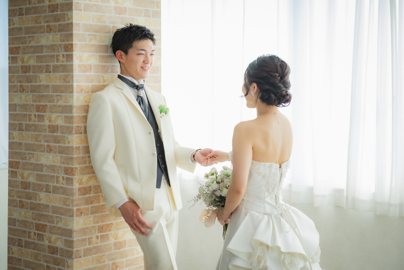 手を取り合って