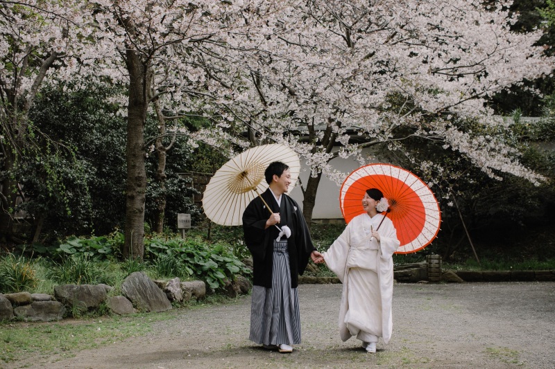 手を取り合って