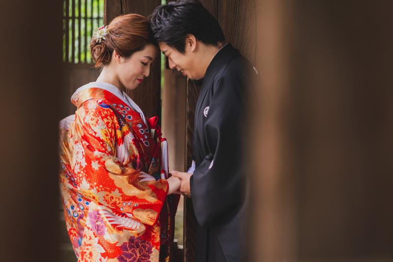 手を取り合って