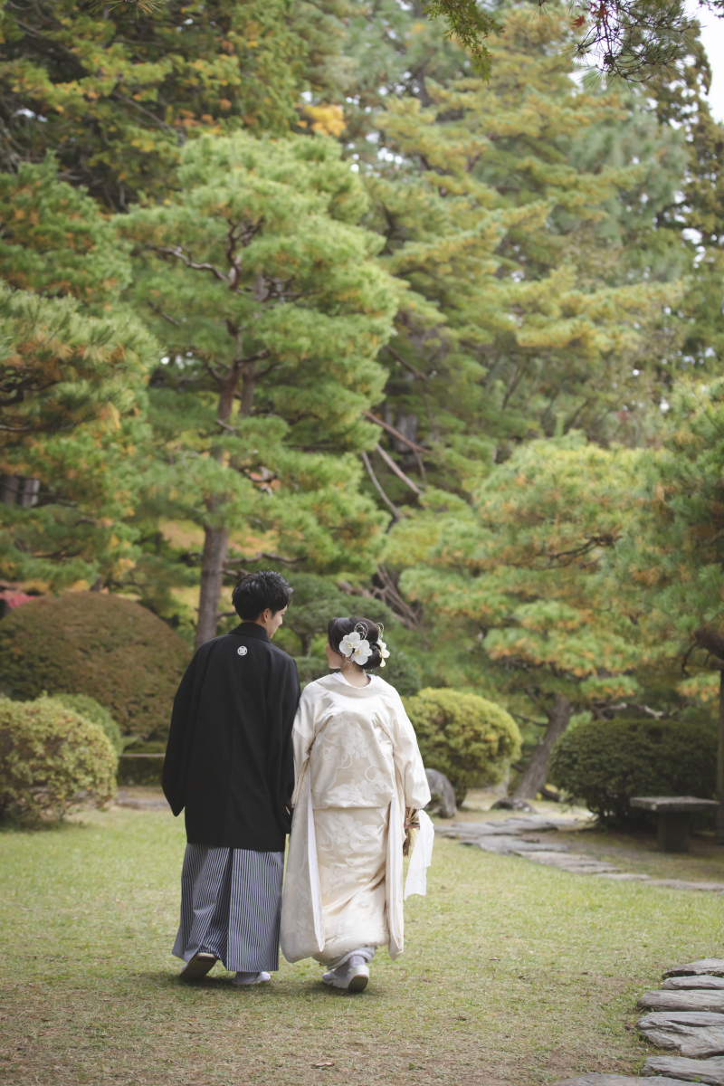 自然な1枚。お二人に実際に歩いていただくことで、動きのある写真になります!後ろ姿のショットは色々な場面で活躍しそうですね♪