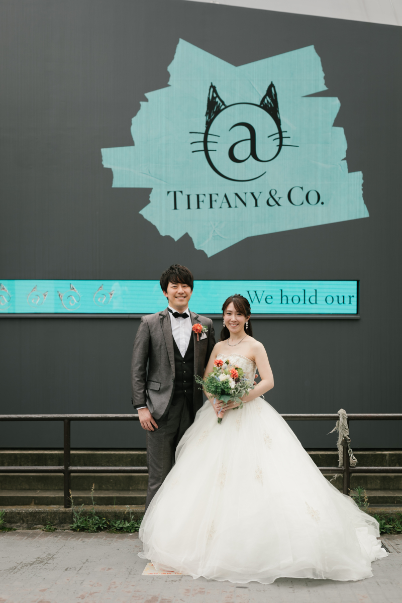 おしゃれな建物の前で