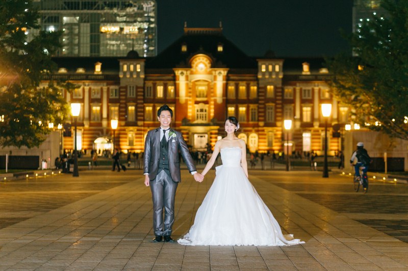 東京駅をバックに