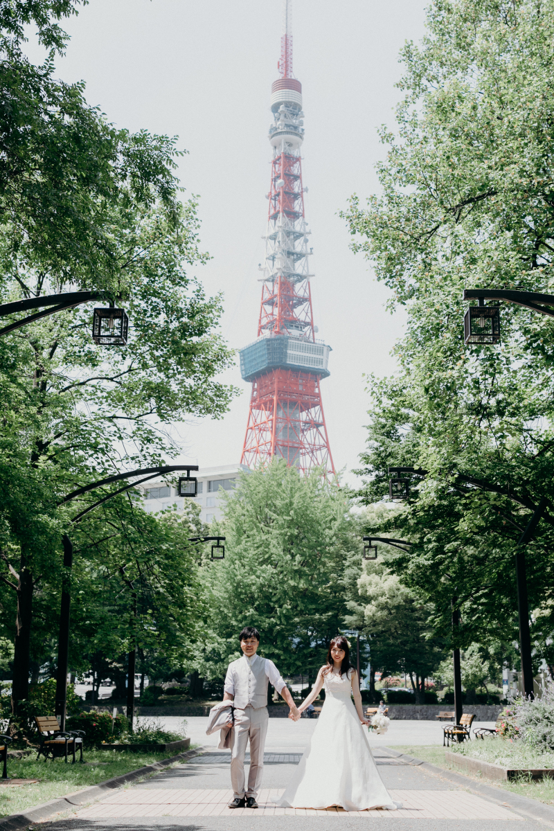 東京タワーをバックに