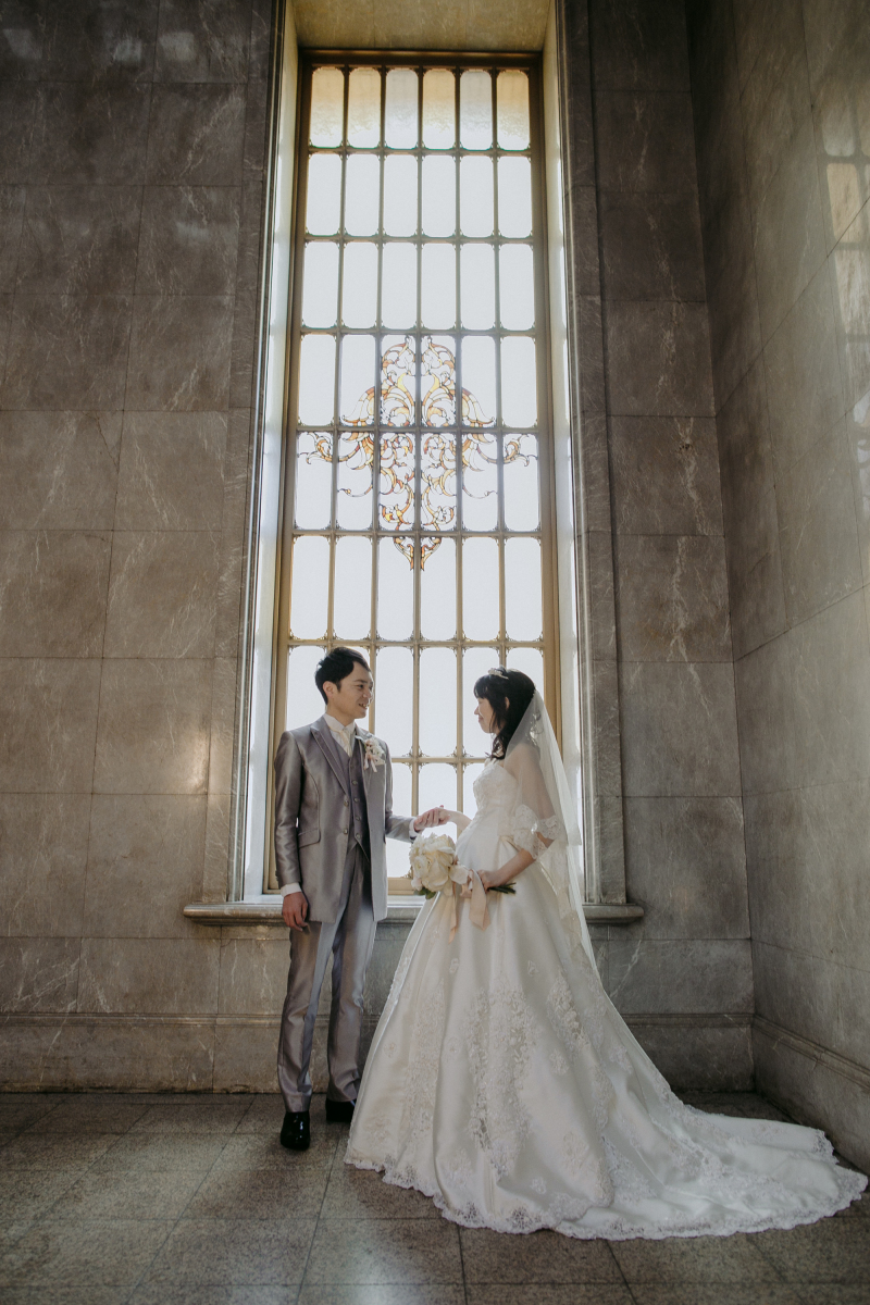 手を取り合って