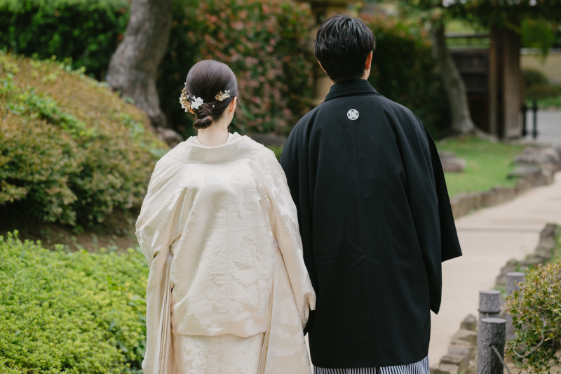 衣装やヘアアレンジが映るバックショットも素敵!