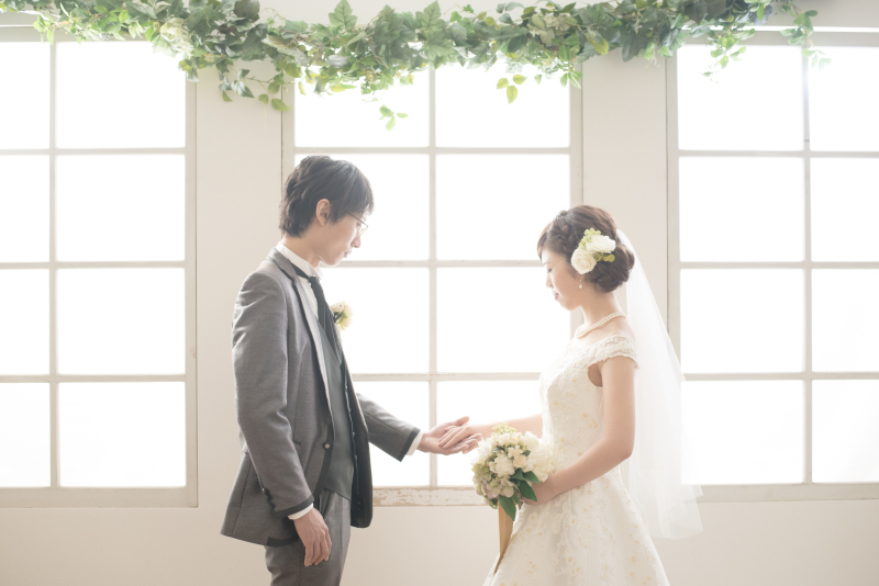 手を取り合って