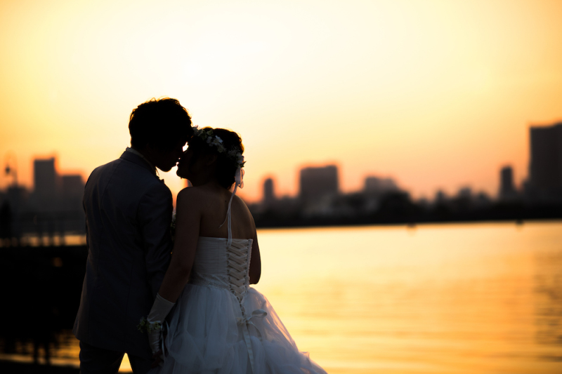 オレンジの夕日とシルエット