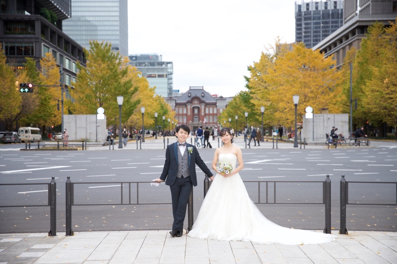 東京駅をバックに