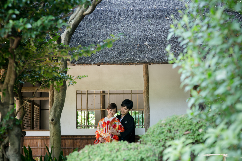 和の建物と共に