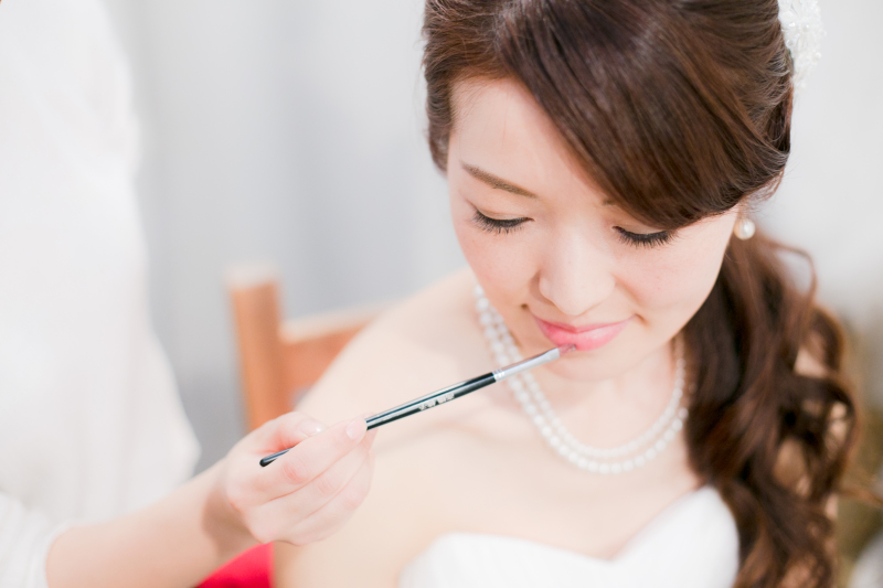 ヘアはダウンスタイルで